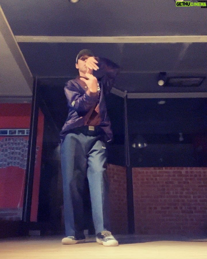 popping ed Instagram - Practice. 和自己說說話。 . . . Tee: @remixtaipei #PoppingED #Boognation #BoogStudio #popping #freestyle #dance #remixtaipei_daily
