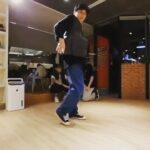 popping ed Instagram - 記錄一下最近和外國舞者的Cypher time~ （也紀錄最近新買的牛仔褲？🤣） 真的是世界在開始飛了～很開心外國舞者來都會想要來教室一起跳跳舞～ 不知道我下次飛會是什麼時候或是什麼活動，反正會繼續努力準備好自己✊🏽💥 Good time with everyone!!! We had a good time 🙌🏽✨💙 . . 🏠： @boogstudio_tw #BOOGNATION #BOOGSTUDIO #POPPINGED #TAIPEI #POPPING #boogstyle #streetdance #liferecords Boog Nation