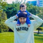 popping ed Instagram - 感謝 @gaptaiwan 再次找我合作，提供帥衣給我跟pika一起帥氣父子裝。GAP讓我跟pika沒有gap 🤣💙 Gap這季推出了許多繽紛多彩的霓虹色系服飾，並搭配具時尚潮流的Logo，一改秋冬沉悶的氣氛，為穿搭注入活潑大膽的風格!款式不但有大人帥氣舒適的大學T，也有可愛舒適的嬰兒套裝～ 下身穿搭我選擇了舒適寬鬆又修飾腿型的卡其褲，休閒百搭絕對是懶人穿搭的必備單品。 感謝GAP的愛，人生第一個和兒子的親子裝成就達成🥳 最後提醒大家電繡只有台北ATT4FUN旗艦店/板橋大遠百門市/台中大遠百門市/新竹巨城門市4家門市提供服務唷，全台門市都可以燙印布章! 📷： @soulyuu_ #gaptaiwan #gapootd#自在我們#早秋父子裝#OOTD