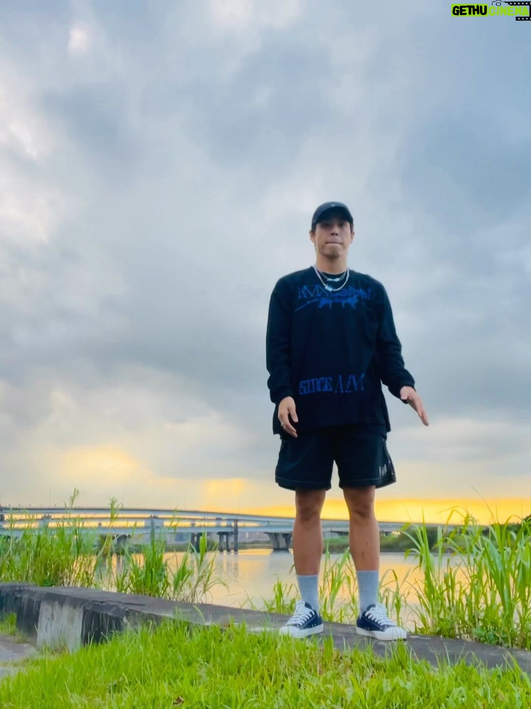 popping ed Instagram - 原本排滿的行程,突然出現了空擋, 決定去河堤享受一下獨處時光。 感謝生命中一切的過程~ 持續好好感受每一個簡單又不簡單的時刻。 不知不覺2022也快要結束了。 所有為生活努力的人,一起加油🙌🏽 📝111.11.11 🎵: Owen Phillips -Happy 謝謝 @ching_a_awesome 教我怎麼一邊錄影邊放音樂🤣💙 @remixtaipei #remixtaipei_daily #lifestyle #liferecords #dance #keep #enjoylife #Boognation #PoppingED