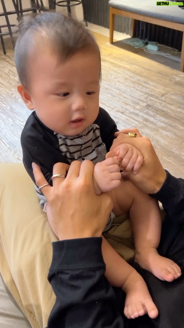 popping ed Instagram - 嬰兒舞蹈第二集來了👶🙌🏽 這次和Pika一起挑戰朱碧石的新歌「買冬瓜」,沒有請到碧石一起拍~只好請出我們的小冬瓜👧🏼 人生個板上第一部稍微有一點構思的reels就獻給小冬瓜了~~~希望大家會喜歡,謝謝收看🤣💙 🎵:- @showlo -「買冬瓜」 . . @gotnofears_official @just.baby #Baby #babydancing #dance #fun #liferecords #朱碧石 #買冬瓜 #Showlo #Dancechallenge #小冬瓜 #不要害怕#justbaby #gotnofears #請忽略MV動作錯一拍因為嬰兒能拍的次數有限