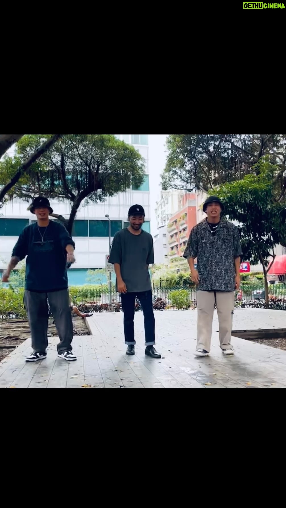 popping ed Instagram - 上上週末Toshi san 剛好來台灣工作, 很幸運有機會邀請他在台北開一堂workshop~ 開課前想說先約吃飯了解認識一下彼此;順便溝通等等教課的內容。 沒想到Toshi san說想一起拍影片~~~於是就在吃完飯跟上課中間空檔10分鐘紀錄一起跳舞的時刻🥹💙 Toshi san人非常nice~也謝謝一起隨行的翻譯 @kuku_0728 還有 @fridahaung 幫忙介紹🙏🏽~ 御廷一起舉辦這次的Workshop也辛苦了~ 也謝謝來上課的大家🙌🏽 非常期待明年可以回到像以前Being On Our Goove的時光,邀請很多外國舞者來交流分享彼此的能量。 Thank you Toshi san!!! We had a Good time~hope see you soon✨ @toshi2288 🎵: @clouddriver_ 李權哲-請收留我(拜託) #Boognation #PoppingED #Toshi #Willy #life #dance #popping #街舞 #streetdance #Taipei #workshop
