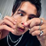 popping ed Instagram - . 青春期到現在，每個人多多少少都會長痘痘。雖然我已經不青春了～但因為現在工作關係常常需要化妝，所以還是會長痘痘🤣🥹 相信痘痘貼應該陪伴過很多朋友的青春期～以前都要用夾子或是手，但男生的手比較粗很容易把痘痘貼弄壞，大家應該懂吧! 沒想到現代科技這麼進步，3M的全新痘痘貼多了輔助貼紙，讓手殘的我也可以輕鬆貼。而且很簡單就可以蓋住爆痘，吸收痘痘後好更快；而且還超隱形‼️ 感謝3M乾爹的支持🙏🏽💙 先留言前10位打上 「我也要#3M神無瑕荳荳貼 」即可獲得3M的神秘小禮物喔🎁🥰🙋🏻‍♂️ @3mtaiwan 衛部醫器輸壹字第022546號 北市衛器廣字第111080156 號 #韓國進口 #痘痘貼推薦 #3M神無瑕荳荳貼 #痘痘神隱 #PoppingED #田一德 #liferecords #thx