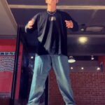 popping ed Instagram - 再累也要擠出時間替自己充電🔋🧠✨ 前面兩部練習嘗試不同的方式，記錄一下。 第三部是練到最後沒力了開始隨意亂跳，也記錄一下哈哈🤣 以上，新手奶爸放風完畢。 準備回家當夜班警衛啦💙🥸 TEE: @remixtaipei #Boognation #PoppingED #BoogStudio #新手奶爸難得的放風 #跳舞是工作也是生活 #是充電也是放電 #繼續練繼續嘗試 #Keep #Streetdance #街舞 #igdaily #Popping #boogstyle#remixtaipei #remixtaipei_daily