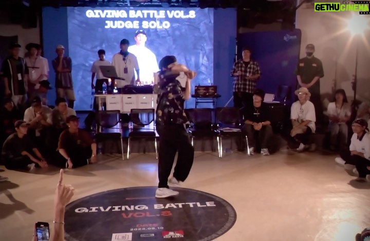 popping ed Instagram - 之前一直還沒發的Giving battle judge solo 💦🕺🏽 不知不覺Giving也來到第8屆了~ 謝謝一直來參與的同學朋友們,也辛苦團隊夥伴們一起的努力。尤其是這幾年接下主辦的 @willywu_413 很珍惜這麼多年了,還是有一群人在為了自己喜歡的文化一起努力。 接下來很快就是 Being On Our Groove了 疫情過後終於回歸非常期待~~🙌🏽🔥🔥🔥 最後也謝謝這次活動 @brandt.inc @bendavisjp 的支 贊助支持合作🙏🏽💙 @boognation_tw @boogstudio_tw #givingbattlevol8 #Boognation #Boogstudio #popping #taipei #poppingED #danceliferecord #thx
