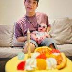 popping ed Instagram - 不知不覺一年又過去了～ 今年最大的不同就是小Pika的出現，生日這一天也就是簡單的在家裏吃個蛋糕然後在照顧小孩中渡過～ 最近真的了解到當爸爸媽媽真的不容易🥲🫡 每天都會有很多星星誕生降落在這世上，也會有難過受挫的事發生。 只希望我們能持續保持良善，用智慧面對每一天的挑戰。 謝謝一直在身邊陪伴的可愛的人們， 長了一歲更珍惜每一次的歡笑與淚水～ 也謝謝所有朋友的心意和祝福！我都收到了。 祝我們都能平安喜樂珍惜生命一切的過程。🙏🏽💙🫶🏼 #母難日媽媽辛苦了 #希望智慧可以也跟著長一歲 #很榮幸可以加入父愁者聯盟 #珍惜每一次的見面和祝福 #人生很難但還是要好好去享受這一切