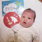 popping ed Instagram - 👶💙 @pika__tien 滿月了🎉🎉 這也表示新手爸媽要離開月中～之後要靠自己了⋯🤣😱😱 小小的生命真的好奇妙，從出生到現在每一天看他都慢慢一點點在長大，不知不覺就過了一個月了～真的很感謝這一個月來 @dayehmommy 護理師們對小PiKA專業親切的照護，也教會新手爸爸怎麼幫餵奶拍嗝洗屁屁～希望我可以當一個神隊友🥹🥹 在疫情期間家裡迎來了第一個新生兒。每天都是戰戰兢兢的不停快篩。還好大葉的管理很嚴謹。不但出入人員有管制。館內的護理師工作人員也是都有快篩。每天清潔消毒不用說，每個星期都有紫外線清理館內和房間。真的讓我們安心很多～🙏🏽 謝謝這一個月各位醫生叔叔和護理師阿姨對Pika的關愛與祝福。 我們會繼續努力好好長大的🙌🏽✨🥳 P.S.最後兩張是新手爸爸在月子中心的真實寫照😅😅🫠 #新生兒日記 #Newborn #Baby #mood #FatherandSon #airforce1custom 大葉產後護理之家 #滿月 #1monthbaby #life #thx