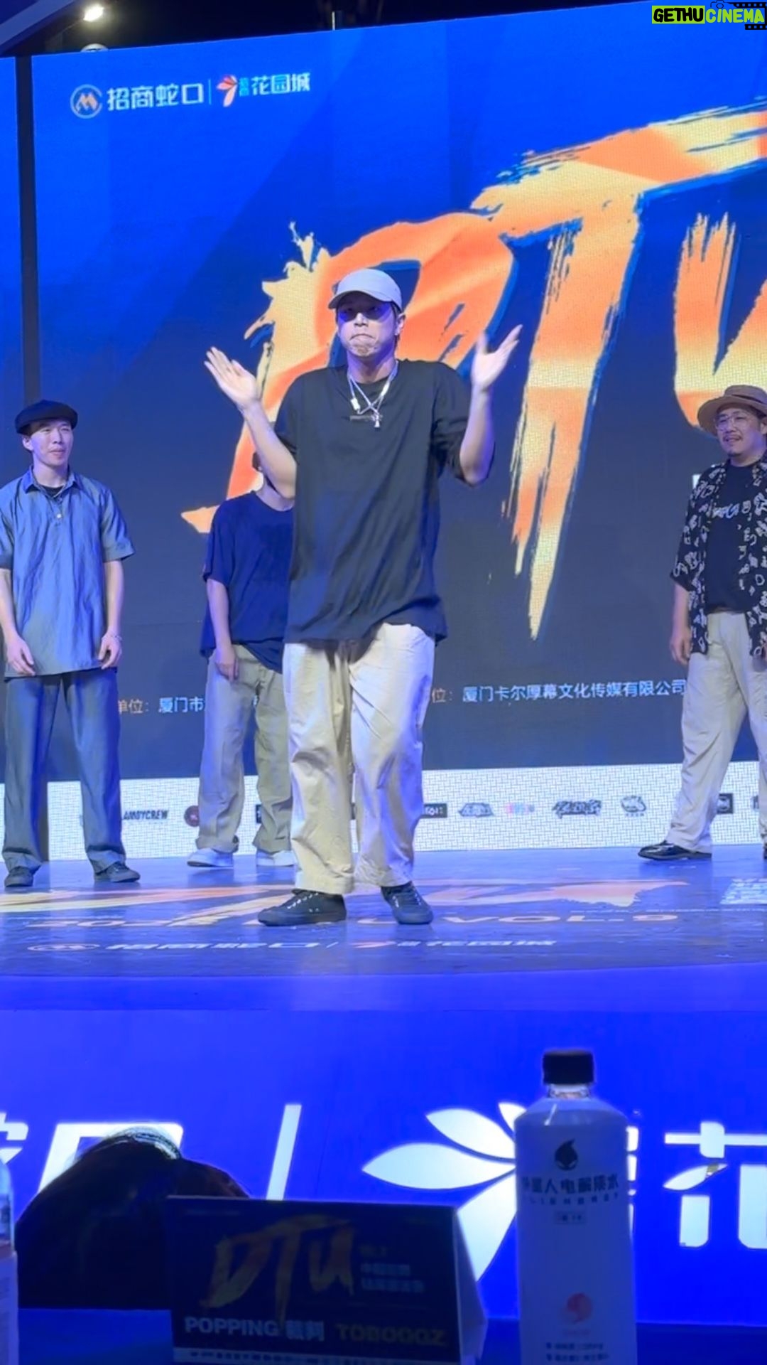 popping ed Instagram - 上週久違的廈門評審工作💦🕺🏽 重新開始飛,抵達就工作結束隔天就搭飛機的感覺; 只能說久違了🙏🏽 見到很多老朋友很開心~ 也記錄一下一路評到凌晨一點的比賽😝 感謝哈利幫忙錄影~Good time🙌🏽✨ @dreamrunnerz_harricane 👕🧢: @remixtaipei #Taiwan #poppingED #BOOGNATION #BOOGSTUDIO #DANCELIFE #JUDGESOLO #streetdancr #popping #remixtaipei