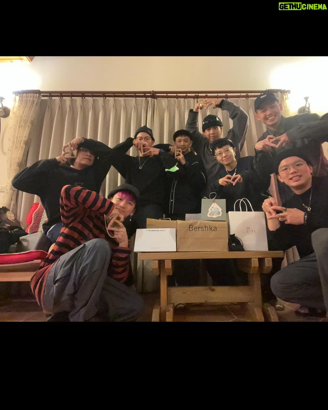 popping ed Instagram - Thank you 2022. 這一年有很多新的挑戰,最重要的就是Pika的出現👶✨ 這一年回想起來好像也是蠻累的😅 謝謝這一年陪伴在身邊的家人朋友團員學生們, 我會一起好好珍惜每個過程。 然後新的一年會繼續加油的!!!! 2023 Let’s go~~~~~✊🏽💙 #PIKA #原子少年 #逼瓦特 #來雲門嘻哈 #boogstudio成果展 #boognation #family