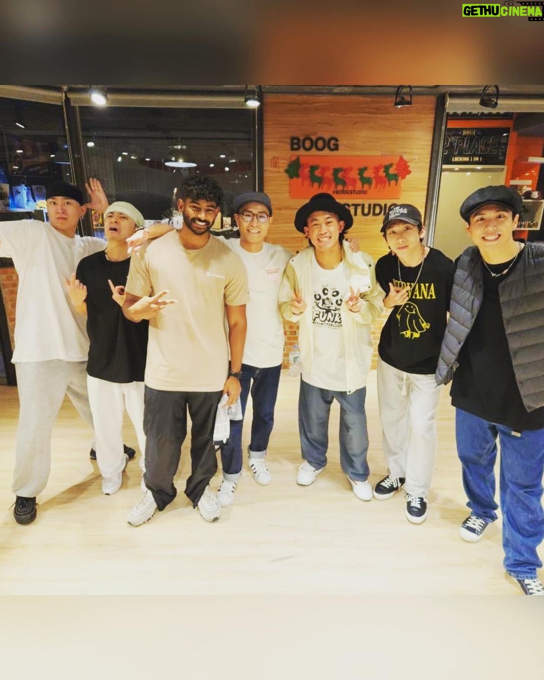 popping ed Instagram - 記錄一下最近和外國舞者的Cypher time~ (也紀錄最近新買的牛仔褲?🤣) 真的是世界在開始飛了~很開心外國舞者來都會想要來教室一起跳跳舞~ 不知道我下次飛會是什麼時候或是什麼活動,反正會繼續努力準備好自己✊🏽💥 Good time with everyone!!! We had a good time 🙌🏽✨💙 . . 🏠: @boogstudio_tw #BOOGNATION #BOOGSTUDIO #POPPINGED #TAIPEI #POPPING #boogstyle #streetdance #liferecords Boog Nation
