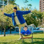 popping ed Instagram - 感謝 @gaptaiwan 再次找我合作，提供帥衣給我跟pika一起帥氣父子裝。GAP讓我跟pika沒有gap 🤣💙 Gap這季推出了許多繽紛多彩的霓虹色系服飾，並搭配具時尚潮流的Logo，一改秋冬沉悶的氣氛，為穿搭注入活潑大膽的風格!款式不但有大人帥氣舒適的大學T，也有可愛舒適的嬰兒套裝～ 下身穿搭我選擇了舒適寬鬆又修飾腿型的卡其褲，休閒百搭絕對是懶人穿搭的必備單品。 感謝GAP的愛，人生第一個和兒子的親子裝成就達成🥳 最後提醒大家電繡只有台北ATT4FUN旗艦店/板橋大遠百門市/台中大遠百門市/新竹巨城門市4家門市提供服務唷，全台門市都可以燙印布章! 📷： @soulyuu_ #gaptaiwan #gapootd#自在我們#早秋父子裝#OOTD