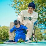 popping ed Instagram - 感謝 @gaptaiwan 再次找我合作，提供帥衣給我跟pika一起帥氣父子裝。GAP讓我跟pika沒有gap 🤣💙 Gap這季推出了許多繽紛多彩的霓虹色系服飾，並搭配具時尚潮流的Logo，一改秋冬沉悶的氣氛，為穿搭注入活潑大膽的風格!款式不但有大人帥氣舒適的大學T，也有可愛舒適的嬰兒套裝～ 下身穿搭我選擇了舒適寬鬆又修飾腿型的卡其褲，休閒百搭絕對是懶人穿搭的必備單品。 感謝GAP的愛，人生第一個和兒子的親子裝成就達成🥳 最後提醒大家電繡只有台北ATT4FUN旗艦店/板橋大遠百門市/台中大遠百門市/新竹巨城門市4家門市提供服務唷，全台門市都可以燙印布章! 📷： @soulyuu_ #gaptaiwan #gapootd#自在我們#早秋父子裝#OOTD