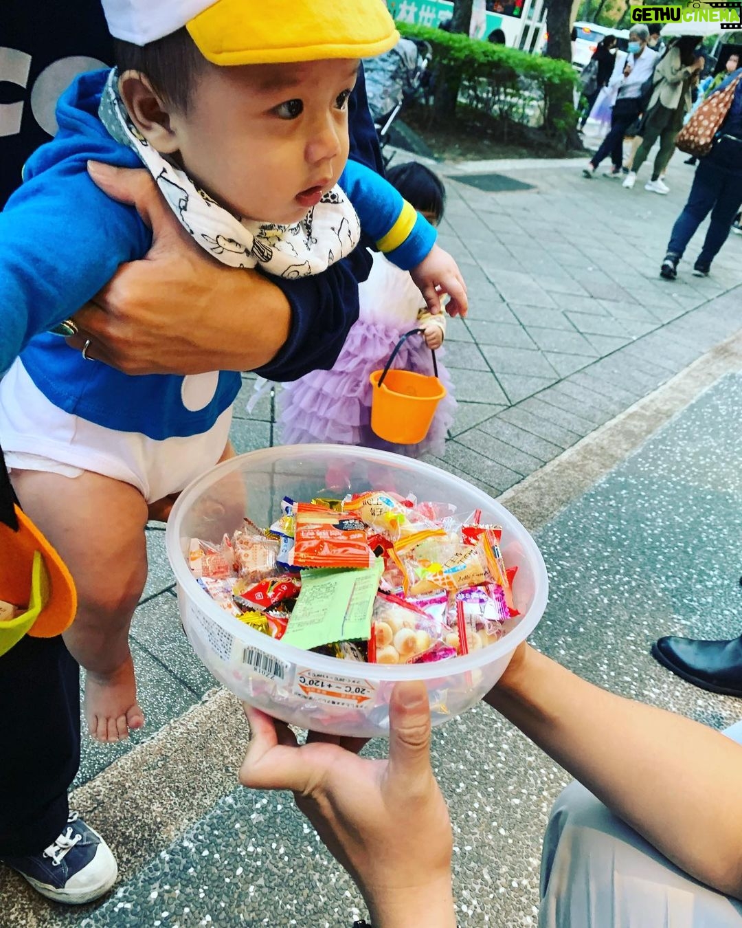 popping ed Instagram - 今天把拔帶我們去天母去參加PiKA人生第一次的萬聖節。因為人真的太多了,一邊找停車位把拔一邊講著萬聖節的由來。 古代的西方文化裡萬聖節這一天,逝去的鬼魂可以的回到人間來。所以人們很貼心在這一天也會扮成各式的鬼怪,讓這些鬼魂們可以很自在的在這一天在人間遊玩。 聽完之後,突然覺得這是一個好暖心的節日。沒想到這麼貼心人類為了讓鬼魂可以安心的在人間遊玩特地一起辦成鬼怪大家一起同樂。 這真的好格林童話故事,一回家麻麻認真看看萬聖節的由來。上網一查 . . . . 麻麻也不想多說了,我想可能很多人早就知道答案了。請還給我感動的眼淚 最後只好附上可愛的唐老鴨 #天母搞什麼鬼 #disney#donalduck #ディズニー #ドナルドダック#ハロウィン #唐老鴨與他的坐騎#happyhalloween#firsthalloween#把拔的萬聖節小故事# 天母運動公園