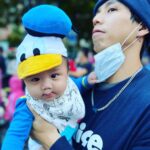 popping ed Instagram - 今天把拔帶我們去天母去參加PiKA人生第一次的萬聖節。因為人真的太多了，一邊找停車位把拔一邊講著萬聖節的由來。 古代的西方文化裡萬聖節這一天，逝去的鬼魂可以的回到人間來。所以人們很貼心在這一天也會扮成各式的鬼怪，讓這些鬼魂們可以很自在的在這一天在人間遊玩。 聽完之後，突然覺得這是一個好暖心的節日。沒想到這麼貼心人類為了讓鬼魂可以安心的在人間遊玩特地一起辦成鬼怪大家一起同樂。 這真的好格林童話故事，一回家麻麻認真看看萬聖節的由來。上網一查 . . . . 麻麻也不想多說了，我想可能很多人早就知道答案了。請還給我感動的眼淚　　 最後只好附上可愛的唐老鴨 #天母搞什麼鬼 #disney#donalduck #ディズニー #ドナルドダック#ハロウィン #唐老鴨與他的坐騎#happyhalloween#firsthalloween#把拔的萬聖節小故事# 天母運動公園