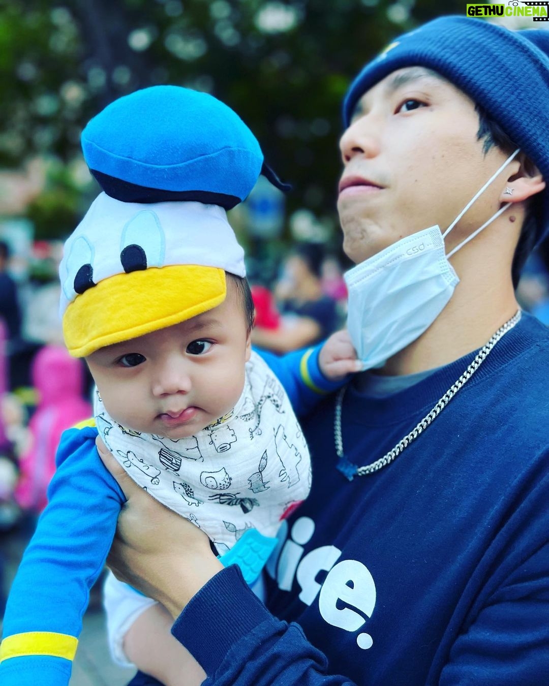 popping ed Instagram - 今天把拔帶我們去天母去參加PiKA人生第一次的萬聖節。因為人真的太多了,一邊找停車位把拔一邊講著萬聖節的由來。 古代的西方文化裡萬聖節這一天,逝去的鬼魂可以的回到人間來。所以人們很貼心在這一天也會扮成各式的鬼怪,讓這些鬼魂們可以很自在的在這一天在人間遊玩。 聽完之後,突然覺得這是一個好暖心的節日。沒想到這麼貼心人類為了讓鬼魂可以安心的在人間遊玩特地一起辦成鬼怪大家一起同樂。 這真的好格林童話故事,一回家麻麻認真看看萬聖節的由來。上網一查 . . . . 麻麻也不想多說了,我想可能很多人早就知道答案了。請還給我感動的眼淚 最後只好附上可愛的唐老鴨 #天母搞什麼鬼 #disney#donalduck #ディズニー #ドナルドダック#ハロウィン #唐老鴨與他的坐騎#happyhalloween#firsthalloween#把拔的萬聖節小故事# 天母運動公園