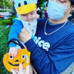 popping ed Instagram - 今天把拔帶我們去天母去參加PiKA人生第一次的萬聖節。因為人真的太多了，一邊找停車位把拔一邊講著萬聖節的由來。 古代的西方文化裡萬聖節這一天，逝去的鬼魂可以的回到人間來。所以人們很貼心在這一天也會扮成各式的鬼怪，讓這些鬼魂們可以很自在的在這一天在人間遊玩。 聽完之後，突然覺得這是一個好暖心的節日。沒想到這麼貼心人類為了讓鬼魂可以安心的在人間遊玩特地一起辦成鬼怪大家一起同樂。 這真的好格林童話故事，一回家麻麻認真看看萬聖節的由來。上網一查 . . . . 麻麻也不想多說了，我想可能很多人早就知道答案了。請還給我感動的眼淚　　 最後只好附上可愛的唐老鴨 #天母搞什麼鬼 #disney#donalduck #ディズニー #ドナルドダック#ハロウィン #唐老鴨與他的坐騎#happyhalloween#firsthalloween#把拔的萬聖節小故事# 天母運動公園