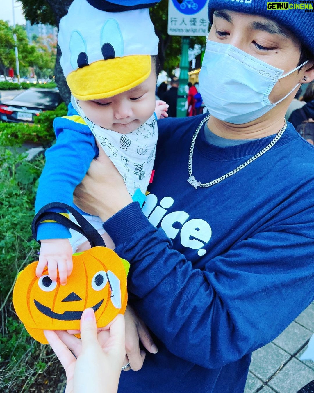 popping ed Instagram - 今天把拔帶我們去天母去參加PiKA人生第一次的萬聖節。因為人真的太多了,一邊找停車位把拔一邊講著萬聖節的由來。 古代的西方文化裡萬聖節這一天,逝去的鬼魂可以的回到人間來。所以人們很貼心在這一天也會扮成各式的鬼怪,讓這些鬼魂們可以很自在的在這一天在人間遊玩。 聽完之後,突然覺得這是一個好暖心的節日。沒想到這麼貼心人類為了讓鬼魂可以安心的在人間遊玩特地一起辦成鬼怪大家一起同樂。 這真的好格林童話故事,一回家麻麻認真看看萬聖節的由來。上網一查 . . . . 麻麻也不想多說了,我想可能很多人早就知道答案了。請還給我感動的眼淚 最後只好附上可愛的唐老鴨 #天母搞什麼鬼 #disney#donalduck #ディズニー #ドナルドダック#ハロウィン #唐老鴨與他的坐騎#happyhalloween#firsthalloween#把拔的萬聖節小故事# 天母運動公園