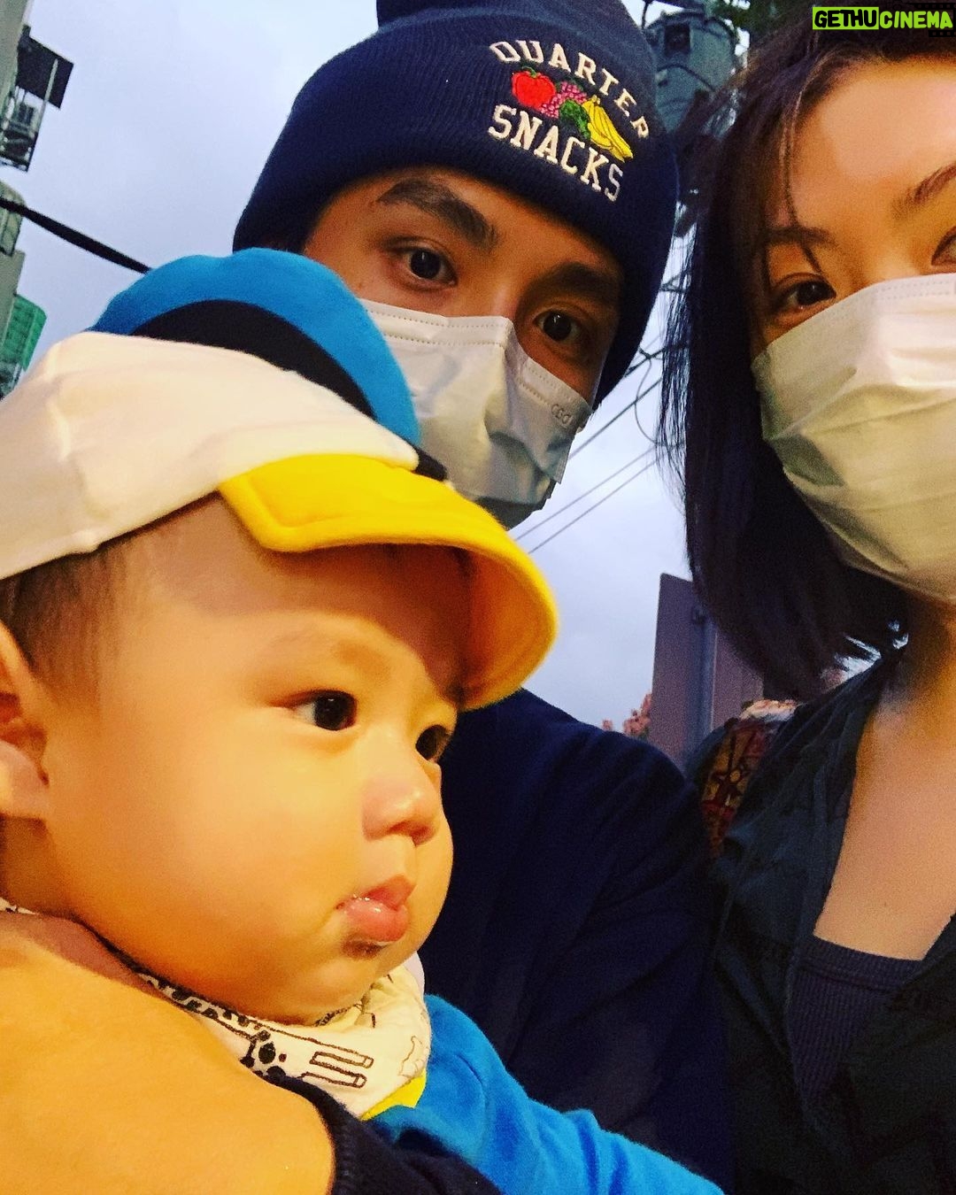popping ed Instagram - 今天把拔帶我們去天母去參加PiKA人生第一次的萬聖節。因為人真的太多了,一邊找停車位把拔一邊講著萬聖節的由來。 古代的西方文化裡萬聖節這一天,逝去的鬼魂可以的回到人間來。所以人們很貼心在這一天也會扮成各式的鬼怪,讓這些鬼魂們可以很自在的在這一天在人間遊玩。 聽完之後,突然覺得這是一個好暖心的節日。沒想到這麼貼心人類為了讓鬼魂可以安心的在人間遊玩特地一起辦成鬼怪大家一起同樂。 這真的好格林童話故事,一回家麻麻認真看看萬聖節的由來。上網一查 . . . . 麻麻也不想多說了,我想可能很多人早就知道答案了。請還給我感動的眼淚 最後只好附上可愛的唐老鴨 #天母搞什麼鬼 #disney#donalduck #ディズニー #ドナルドダック#ハロウィン #唐老鴨與他的坐騎#happyhalloween#firsthalloween#把拔的萬聖節小故事# 天母運動公園