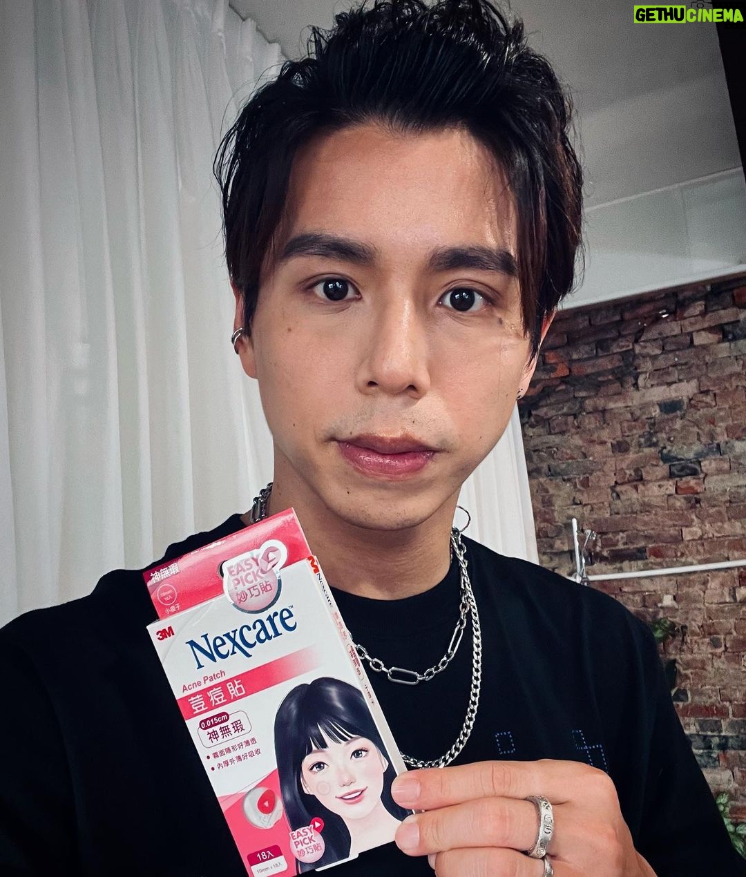 popping ed Instagram - . 青春期到現在,每個人多多少少都會長痘痘。雖然我已經不青春了~但因為現在工作關係常常需要化妝,所以還是會長痘痘🤣🥹 相信痘痘貼應該陪伴過很多朋友的青春期~以前都要用夾子或是手,但男生的手比較粗很容易把痘痘貼弄壞,大家應該懂吧! 沒想到現代科技這麼進步,3M的全新痘痘貼多了輔助貼紙,讓手殘的我也可以輕鬆貼。而且很簡單就可以蓋住爆痘,吸收痘痘後好更快;而且還超隱形‼️ 感謝3M乾爹的支持🙏🏽💙 先留言前10位打上 「我也要#3M神無瑕荳荳貼 」即可獲得3M的神秘小禮物喔🎁🥰🙋🏻♂️ @3mtaiwan 衛部醫器輸壹字第022546號 北市衛器廣字第111080156 號 #韓國進口 #痘痘貼推薦 #3M神無瑕荳荳貼 #痘痘神隱 #PoppingED #田一德 #liferecords #thx