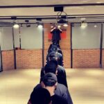 popping ed Instagram - 這次原子少年的導師合作賽播出結束了，這邊放上練習的版本給大家看看🙏🏽💙 說老實話接到任務大約一個禮拜左右要完成，真的壓力很大，還好有 @junschen0529 一起拼過這次的挑戰。 原子少年土星的選手每個都很棒，選人真的不好選。最後這五位真的是一起拼了～這支舞真的很累～你們真的很棒！也謝謝 @parac_winz 的饒舌幫這隻作品加分很多～ 我不是一個偶像，所以我用擅長的舞蹈，目標就是讓你們在舞蹈能力及表演上能有更出色的表現。 謝謝你們的努力，一個禮拜的時間編舞加排練～盡力了。 謝謝一起熬過這次挑戰的夥伴，還有一直支持我的團員好友家人們～以及播出粉絲的支持。 我呢就是一個愛跳舞的小孩，20年前是，現在也是～ 希望這次的合作能傳承ㄧ點精神給台灣的少年們～偶像之路不好當！ 加油！相信未來你們會越來越好的。✨🪐 @atomboyz.official 👕: @brandt.inc @bendavisjp . . . #原子少年 #土星 #每個都是愛跳舞的孩子#繼續加油 #謝謝大家 #我盡力了 #boostudio #nextcreative #atomboyz原子少年 #love #原子中年 #田一德 #dance #精舞門 #改編 #streetdance #街舞