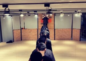 popping ed Instagram - 這次原子少年的導師合作賽播出結束了，這邊放上練習的版本給大家看看🙏🏽💙 說老實話接到任務大約一個禮拜左右要完成，真的壓力很大，還好有 @junschen0529 一起拼過這次的挑戰。 原子少年土星的選手每個都很棒，選人真的不好選。最後這五位真的是一起拼了～這支舞真的很累～你們真的很棒！也謝謝 @parac_winz 的饒舌幫這隻作品加分很多～ 我不是一個偶像，所以我用擅長的舞蹈，目標就是讓你們在舞蹈能力及表演上能有更出色的表現。 謝謝你們的努力，一個禮拜的時間編舞加排練～盡力了。 謝謝一起熬過這次挑戰的夥伴，還有一直支持我的團員好友家人們～以及播出粉絲的支持。 我呢就是一個愛跳舞的小孩，20年前是，現在也是～ 希望這次的合作能傳承ㄧ點精神給台灣的少年們～偶像之路不好當！ 加油！相信未來你們會越來越好的。✨🪐 @atomboyz.official 👕: @brandt.inc @bendavisjp . . . #原子少年 #土星 #每個都是愛跳舞的孩子#繼續加油 #謝謝大家 #我盡力了 #boostudio #nextcreative #atomboyz原子少年 #love #原子中年 #田一德 #dance #精舞門 #改編 #streetdance #街舞