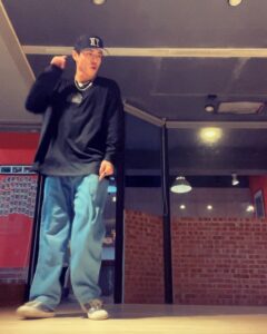 popping ed Instagram - 再累也要擠出時間替自己充電🔋🧠✨ 前面兩部練習嘗試不同的方式，記錄一下。 第三部是練到最後沒力了開始隨意亂跳，也記錄一下哈哈🤣 以上，新手奶爸放風完畢。 準備回家當夜班警衛啦💙🥸 TEE: @remixtaipei #Boognation #PoppingED #BoogStudio #新手奶爸難得的放風 #跳舞是工作也是生活 #是充電也是放電 #繼續練繼續嘗試 #Keep #Streetdance #街舞 #igdaily #Popping #boogstyle#remixtaipei #remixtaipei_daily