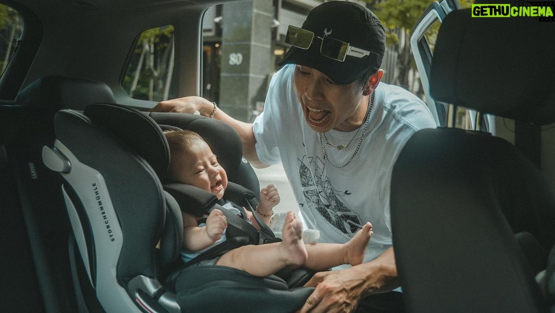 popping ed Instagram - GTA奶爸賽車手任務啟動🚘👽☀️ 現在開車載嫩嬰,可能比我表演還緊張。 除了慢慢開當然還有依照法規讓嬰兒更安全的汽座啦~~ 一開始還蠻害怕PiKA會不適應新的汽座。但沒想到PiKA很喜歡 這款STM Niki Max超舒適的汽座;isofix安裝非常簡單,還有360度旋轉讓我可以抱上下車容易許多~真的是方便又令人安心。 看樣子以後奶爸賽車手要帶PiKA上山下海去溜達也都不是問題了🙌🏽💙🤓 🎬📷: @soulyuu_ @stm_taiwan #STM #NikiMax #汽車安全座椅的發明者 #汽車安全座椅中的賓士 #0至12歲#奈米銀離子抗菌技術 #baby #嬰兒日記
