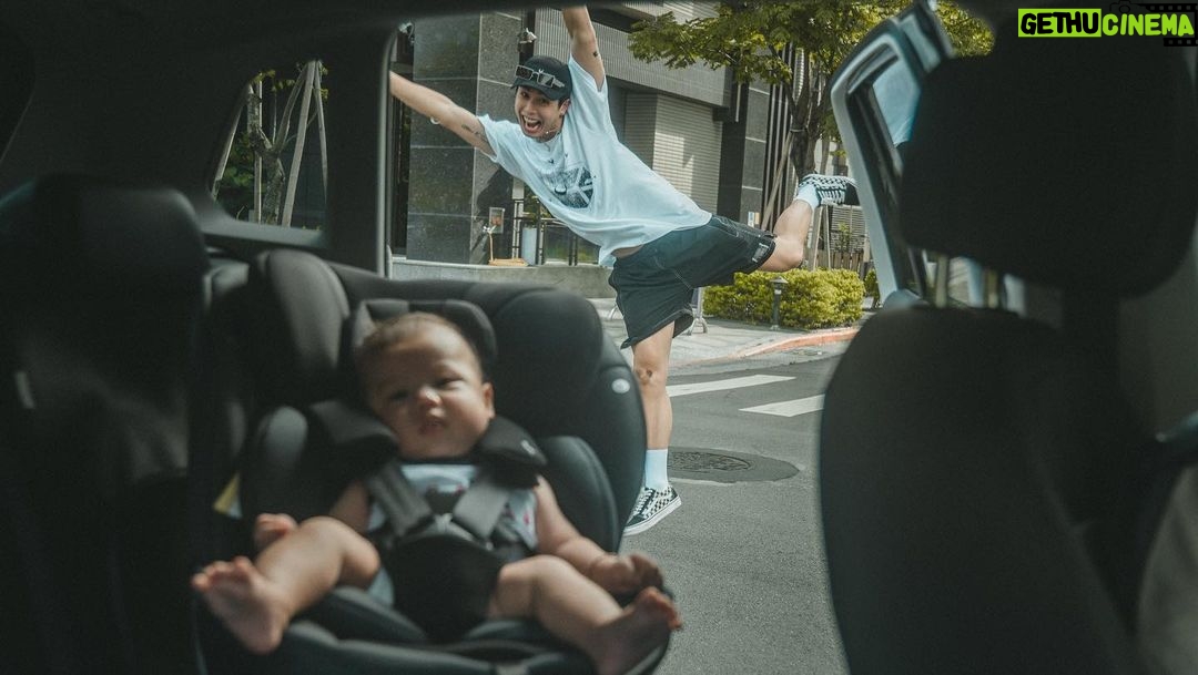 popping ed Instagram - GTA奶爸賽車手任務啟動🚘👽☀️ 現在開車載嫩嬰,可能比我表演還緊張。 除了慢慢開當然還有依照法規讓嬰兒更安全的汽座啦~~ 一開始還蠻害怕PiKA會不適應新的汽座。但沒想到PiKA很喜歡 這款STM Niki Max超舒適的汽座;isofix安裝非常簡單,還有360度旋轉讓我可以抱上下車容易許多~真的是方便又令人安心。 看樣子以後奶爸賽車手要帶PiKA上山下海去溜達也都不是問題了🙌🏽💙🤓 🎬📷: @soulyuu_ @stm_taiwan #STM #NikiMax #汽車安全座椅的發明者 #汽車安全座椅中的賓士 #0至12歲#奈米銀離子抗菌技術 #baby #嬰兒日記