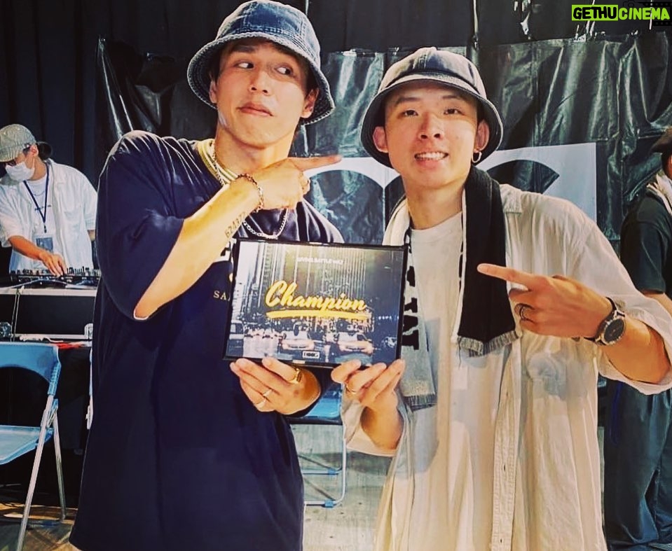 popping ed Instagram - Giving battle vol.7回顧🌟 不知不覺已經來到了第七屆,當初只是一個很簡單的想法。每個人來參與活動的人都是giver,是大家的力量集結我們才可以送冠軍出國比賽;雖然因為疫情目前冠軍沒有送機票。但這個初心一直都在~ 也真的很開心有御廷 @willywu_413 接下這個活動的主辦;還有 @boognation_tw 團隊的大家一起努力,這個活動才能一直延續到現在。 不知道是因為當爸了還是因為疫情比較難和大家聚在一起的關係,現在都特別珍惜這種喜愛同一個文化的人們聚在一起的時光;跨越一切只因為我們所熱愛的事物而相聚的感覺真的很爽。 一樣謝謝每個來活動的giver,今年活動賽制真的很有趣;雖然評審突然要比真的蠻累的🤣 但輸贏真的不是最重要的~能和大家一起同樂才是一切的初心。 最後賽制剛好抽籤到水內,也沒想到一路打到了最後;但一起在台上玩不顧一切的感覺很爽。 最近活動開始慢慢復甦了,覺得很讚!感謝來參加的所有的Guest們~希望明年可以趕快恢復以前辦Being On Our Groove的時光~~ 最後附上全場最辣的辣台妹以及大家一起的時刻留作紀念。 以上,謝謝收看~~~Love🫶🏼💙✨✨✨ . . . Thx @brandt.inc @bendavisjp #Boognation #GivingBattleVol7 #PoppingED #Bendavis #dance #liferecords #thx