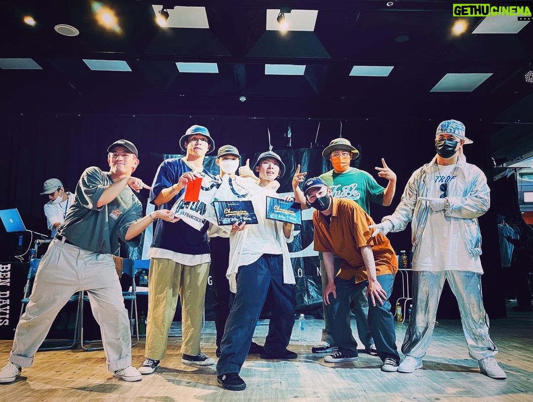 popping ed Instagram - Giving battle vol.7回顧🌟 不知不覺已經來到了第七屆,當初只是一個很簡單的想法。每個人來參與活動的人都是giver,是大家的力量集結我們才可以送冠軍出國比賽;雖然因為疫情目前冠軍沒有送機票。但這個初心一直都在~ 也真的很開心有御廷 @willywu_413 接下這個活動的主辦;還有 @boognation_tw 團隊的大家一起努力,這個活動才能一直延續到現在。 不知道是因為當爸了還是因為疫情比較難和大家聚在一起的關係,現在都特別珍惜這種喜愛同一個文化的人們聚在一起的時光;跨越一切只因為我們所熱愛的事物而相聚的感覺真的很爽。 一樣謝謝每個來活動的giver,今年活動賽制真的很有趣;雖然評審突然要比真的蠻累的🤣 但輸贏真的不是最重要的~能和大家一起同樂才是一切的初心。 最後賽制剛好抽籤到水內,也沒想到一路打到了最後;但一起在台上玩不顧一切的感覺很爽。 最近活動開始慢慢復甦了,覺得很讚!感謝來參加的所有的Guest們~希望明年可以趕快恢復以前辦Being On Our Groove的時光~~ 最後附上全場最辣的辣台妹以及大家一起的時刻留作紀念。 以上,謝謝收看~~~Love🫶🏼💙✨✨✨ . . . Thx @brandt.inc @bendavisjp #Boognation #GivingBattleVol7 #PoppingED #Bendavis #dance #liferecords #thx