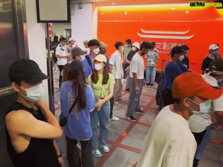 popping ed Instagram - Giving battle vol.7回顧🌟 不知不覺已經來到了第七屆,當初只是一個很簡單的想法。每個人來參與活動的人都是giver,是大家的力量集結我們才可以送冠軍出國比賽;雖然因為疫情目前冠軍沒有送機票。但這個初心一直都在~ 也真的很開心有御廷 @willywu_413 接下這個活動的主辦;還有 @boognation_tw 團隊的大家一起努力,這個活動才能一直延續到現在。 不知道是因為當爸了還是因為疫情比較難和大家聚在一起的關係,現在都特別珍惜這種喜愛同一個文化的人們聚在一起的時光;跨越一切只因為我們所熱愛的事物而相聚的感覺真的很爽。 一樣謝謝每個來活動的giver,今年活動賽制真的很有趣;雖然評審突然要比真的蠻累的🤣 但輸贏真的不是最重要的~能和大家一起同樂才是一切的初心。 最後賽制剛好抽籤到水內,也沒想到一路打到了最後;但一起在台上玩不顧一切的感覺很爽。 最近活動開始慢慢復甦了,覺得很讚!感謝來參加的所有的Guest們~希望明年可以趕快恢復以前辦Being On Our Groove的時光~~ 最後附上全場最辣的辣台妹以及大家一起的時刻留作紀念。 以上,謝謝收看~~~Love🫶🏼💙✨✨✨ . . . Thx @brandt.inc @bendavisjp #Boognation #GivingBattleVol7 #PoppingED #Bendavis #dance #liferecords #thx