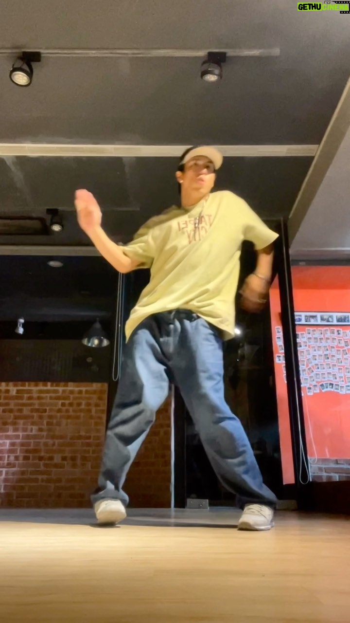 popping ed Instagram - 🎵: @doggmaster -Pop Lock & Drop It. 不知道從什麼時候開始 準備排舞前都會習慣先放空, 讓身體自然跟著音樂走~再慢慢看有什麼有趣的東西可以發展。 記錄一下,昨日自己覺得蠻放鬆的一道。 👕: @remixtaipei #taipeicity #PoppingED #boognation #dancelife #liferecords #remixtaipei #keeppracticing BOOG Studio
