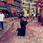 popping ed Instagram - 記錄一下這兩天的體驗，真的太酷了。 雖然兩天下來身體充滿勞累，但心裡卻是滿滿的～跟剛一哥、釣妹哥還有石頭一起也是發生了很多有趣的回憶。 明白此起彼落的鞭砲聲是代表著，信眾們歡欣鼓舞迎神的心情；很多小動作都有它的大智慧蘊含在裡頭；這兩天深切感受到了信眾們堅定的信仰，讓我也更明白信念帶給人們的力量。 太多感動無法言喻～～ 總之就是繼續回歸生活好好努力！ 謝謝謦宇一家的邀請和照顧， 感恩的心🙏🏽💙 @ching_a_awesome @marcus__hybridcrew @subwaydiao @bzgeorge_hybridcrew #北港朝天宮 #北港迓媽祖 #迎媽祖#抬轎初體驗 北港迓媽祖(朝天宮)