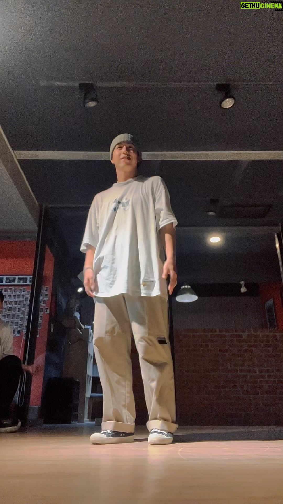 popping ed Instagram - 很煩的時候就把自己交給音樂和舞蹈吧~ 一直以來都是這樣對自己說。 其實我是很要求自己的人,在生活的各種角色平衡中~還是會有沒做好的時候;自己心中也會跑出很多反省或是如果怎樣⋯就可能會更好的過程。 知道人生起伏高高低低,大家都有各自的難題。 但無論如何還是要相信~相信過程相信夥伴相信別人相信自己,共勉之。✊🏽💙🫡 Thx for the music and the dancing into my life. 也謝謝 @pop_h0 剛好陪地方爸爸復健。 . . 🎵: @michaeljackson -You Rock My World. Tee,Pants: @tnt.town #Thx #MJ #MUSIC #DANCE #FRIENDS #FAMILY #LIFE #keepgoing #BOOGNATION #BOOGSTUDIO #POPPINGED #FUNKfroever