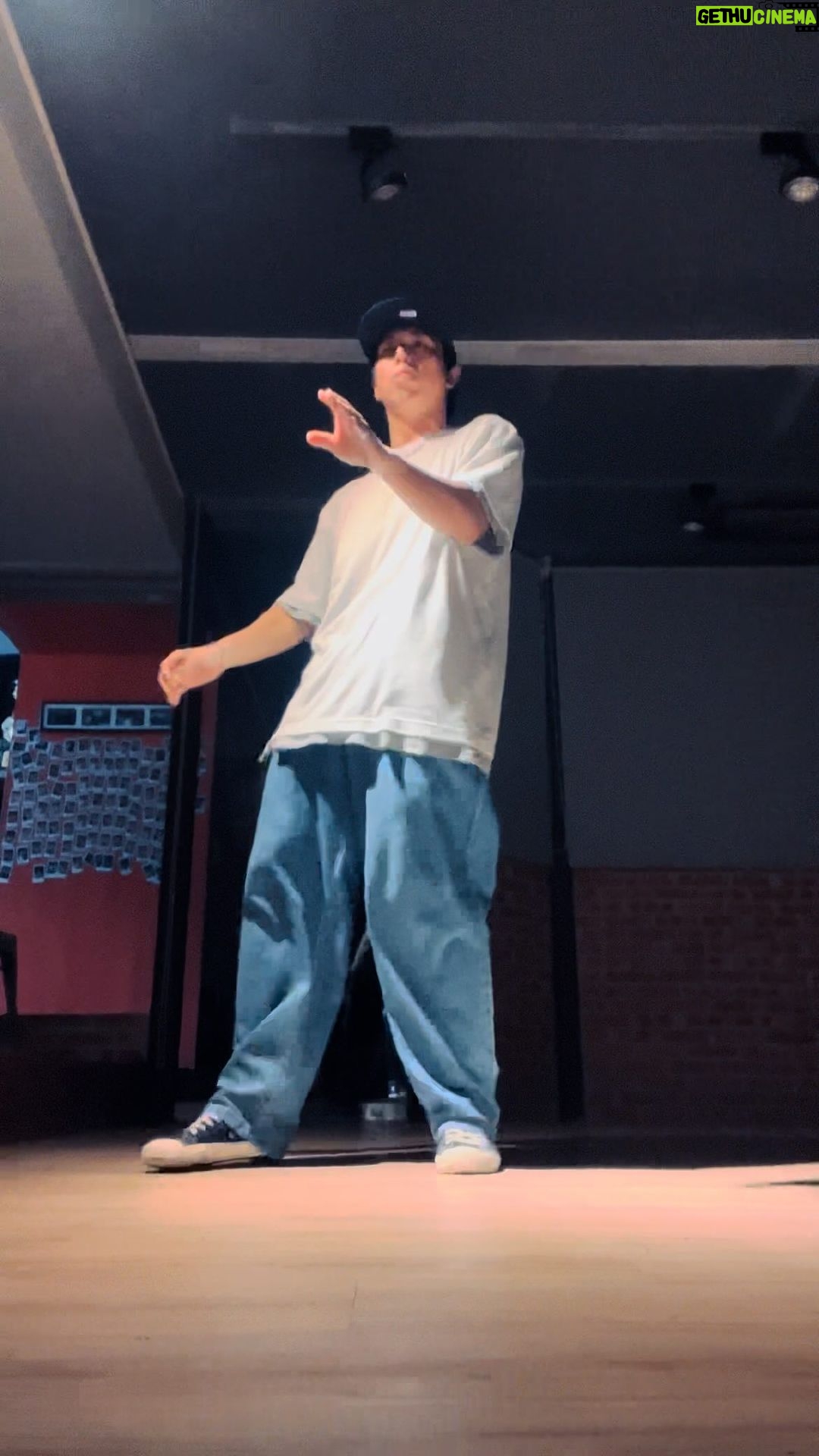 popping ed Instagram - 把握當爸後難得的獨處時間 努力KEEP ✊🏽 Try to keeping my Energy. . . Tee : @remixtaipei #PoppingED #Keep #Practice #Popping #BoogStyle #Streetdance #Boognation #BoogStudio #dance #liferecords #街舞 #Taiwan #remixtaipei