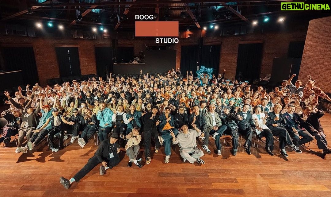 popping ed Instagram - 「漫画BOOG5」演出順利圓滿結束🙌🏽✨ 不知不覺成果展已經五年了,真的很謝謝所有一起努力的夥伴老師們還有所有表演者們;因為有大家一起的堅持和熱愛~我們才有動力繼續做下去。 雖然有時候真的累到想要放棄,但是每次過程中的感動又足以讓我面對很多現實中的大小事;謝謝所有觀眾還有夥伴們的信賴,謝謝每一屆成發所累積的能量~ 可以和一群喜愛這個文化的人一起努力,我覺得很幸福~謝謝所有夥伴團隊們,都辛苦了🙏🏽💙 以上,謝謝大家!發個文紀錄留念。 BOOG SHOW我們明年見🈵❤️🔥✊🏽 🎫: @boogstudio_tw 🏠: @boogstudio_tw 📷: @nalnal._sxsx . . #boogstudio #boogstudio成果展 #漫画BOOG5 #除了感動還是感動 #這次參與兩組的編排加上總籌#真的有累 #以上 #謝謝收看