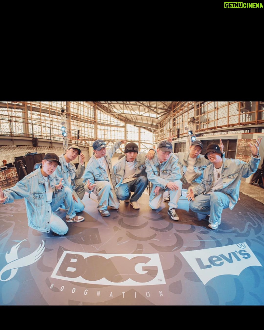 popping ed Instagram - 🙏🏽❤️🔥 Being OnOur Groove Vol.8 順利結束 Thx all the judges and guests for coming for the event.🍻 不知不覺距離辦第一屆已經是10年前的事了,經歷了疫情3年~終於又能把我們想要的Vibe跟堅持帶回來,衷心感謝每一個人的參與~沒有大家的參與活動也不會這麼多可以回味的時刻✨💙(看到好多很難得出來比賽的老師、老朋友、還有外國朋友也都來玩,真的感謝大家的支持與能量) 有很多想感謝的話都在活動當天最後的感言裡了🙇🏻♂️🙏🏽講的當下真的是很多感觸,尤其是很感謝一直還在身邊的夥伴們。 感謝所有專業的老師及工作人員;MC、DJ、攝影、燈光音響、拍照、評審、Guest,還有我最愛的 @boognation_tw 團員以及所有的BOOG Fam!!!這次活動大家真的辛苦了~準備的後期我同時又要錄這就是街舞,大家真的幫了很多忙~謝謝每個團員大家分工合作還有對於細節的溝通及堅持,才有這次活動美好的時刻。love y’all @willywu_413 @soulyuu_ @kuanchu8006 @poppinryan @poppin9kim22 @rannyliu @johnnyhsuuu @shishihuang_ 如果大家對於我們活動有覺得可以更好的地方也都歡迎給予建議與指教,希望真的可以辦出一個大家有很多回憶然後團結在一起,屬於我們在地的活動。 記得前陣子看到一句話:一個人的感動有限,但是一群人的感動會記得很久。謝謝這段日子裡所有的感動,這都是我繼續奮鬥下去的養分與動力;謝謝。 最後附上當天沒時間挑歌的評審solo,但我想表達感謝與我的熱愛的都在裡面了。以上,謝謝收看~謝謝用行動支持我們的 @levis_taiwan @remixtaipei . . . 📷: @nalnal._sxsx 感謝 @pop_h0 @lefttablerodger 幫忙📹紀錄 #Boognation #BringOnOurGrooveVol8 #Taipeicity #Boogstuio #remixtaipei #levis #love #supportyourlocal Taipei City