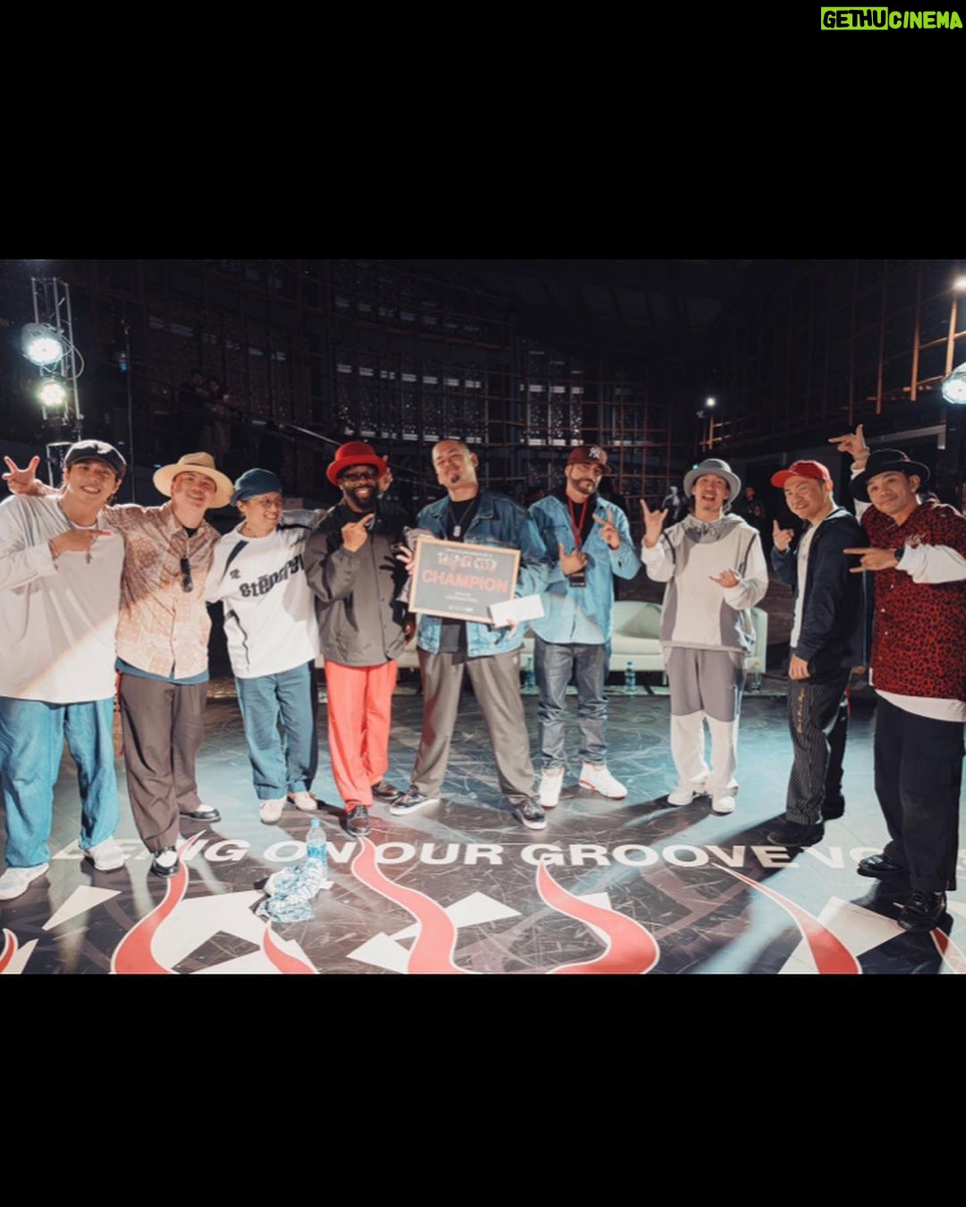popping ed Instagram - 🙏🏽❤️🔥 Being OnOur Groove Vol.8 順利結束 Thx all the judges and guests for coming for the event.🍻 不知不覺距離辦第一屆已經是10年前的事了,經歷了疫情3年~終於又能把我們想要的Vibe跟堅持帶回來,衷心感謝每一個人的參與~沒有大家的參與活動也不會這麼多可以回味的時刻✨💙(看到好多很難得出來比賽的老師、老朋友、還有外國朋友也都來玩,真的感謝大家的支持與能量) 有很多想感謝的話都在活動當天最後的感言裡了🙇🏻♂️🙏🏽講的當下真的是很多感觸,尤其是很感謝一直還在身邊的夥伴們。 感謝所有專業的老師及工作人員;MC、DJ、攝影、燈光音響、拍照、評審、Guest,還有我最愛的 @boognation_tw 團員以及所有的BOOG Fam!!!這次活動大家真的辛苦了~準備的後期我同時又要錄這就是街舞,大家真的幫了很多忙~謝謝每個團員大家分工合作還有對於細節的溝通及堅持,才有這次活動美好的時刻。love y’all @willywu_413 @soulyuu_ @kuanchu8006 @poppinryan @poppin9kim22 @rannyliu @johnnyhsuuu @shishihuang_ 如果大家對於我們活動有覺得可以更好的地方也都歡迎給予建議與指教,希望真的可以辦出一個大家有很多回憶然後團結在一起,屬於我們在地的活動。 記得前陣子看到一句話:一個人的感動有限,但是一群人的感動會記得很久。謝謝這段日子裡所有的感動,這都是我繼續奮鬥下去的養分與動力;謝謝。 最後附上當天沒時間挑歌的評審solo,但我想表達感謝與我的熱愛的都在裡面了。以上,謝謝收看~謝謝用行動支持我們的 @levis_taiwan @remixtaipei . . . 📷: @nalnal._sxsx 感謝 @pop_h0 @lefttablerodger 幫忙📹紀錄 #Boognation #BringOnOurGrooveVol8 #Taipeicity #Boogstuio #remixtaipei #levis #love #supportyourlocal Taipei City