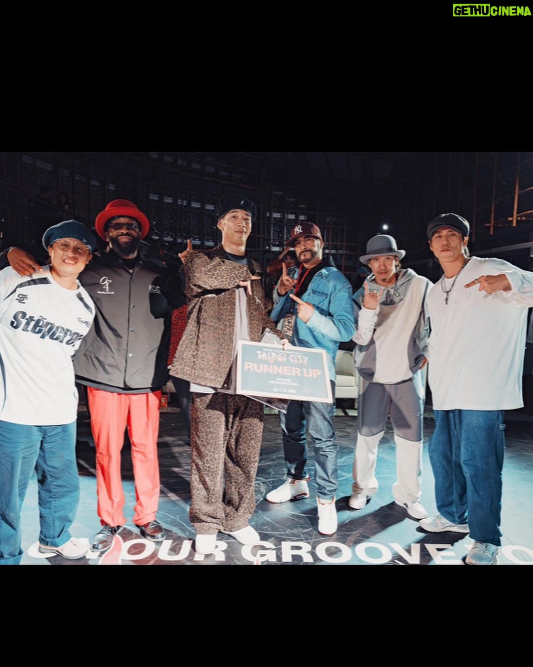 popping ed Instagram - 🙏🏽❤️🔥 Being OnOur Groove Vol.8 順利結束 Thx all the judges and guests for coming for the event.🍻 不知不覺距離辦第一屆已經是10年前的事了,經歷了疫情3年~終於又能把我們想要的Vibe跟堅持帶回來,衷心感謝每一個人的參與~沒有大家的參與活動也不會這麼多可以回味的時刻✨💙(看到好多很難得出來比賽的老師、老朋友、還有外國朋友也都來玩,真的感謝大家的支持與能量) 有很多想感謝的話都在活動當天最後的感言裡了🙇🏻♂️🙏🏽講的當下真的是很多感觸,尤其是很感謝一直還在身邊的夥伴們。 感謝所有專業的老師及工作人員;MC、DJ、攝影、燈光音響、拍照、評審、Guest,還有我最愛的 @boognation_tw 團員以及所有的BOOG Fam!!!這次活動大家真的辛苦了~準備的後期我同時又要錄這就是街舞,大家真的幫了很多忙~謝謝每個團員大家分工合作還有對於細節的溝通及堅持,才有這次活動美好的時刻。love y’all @willywu_413 @soulyuu_ @kuanchu8006 @poppinryan @poppin9kim22 @rannyliu @johnnyhsuuu @shishihuang_ 如果大家對於我們活動有覺得可以更好的地方也都歡迎給予建議與指教,希望真的可以辦出一個大家有很多回憶然後團結在一起,屬於我們在地的活動。 記得前陣子看到一句話:一個人的感動有限,但是一群人的感動會記得很久。謝謝這段日子裡所有的感動,這都是我繼續奮鬥下去的養分與動力;謝謝。 最後附上當天沒時間挑歌的評審solo,但我想表達感謝與我的熱愛的都在裡面了。以上,謝謝收看~謝謝用行動支持我們的 @levis_taiwan @remixtaipei . . . 📷: @nalnal._sxsx 感謝 @pop_h0 @lefttablerodger 幫忙📹紀錄 #Boognation #BringOnOurGrooveVol8 #Taipeicity #Boogstuio #remixtaipei #levis #love #supportyourlocal Taipei City