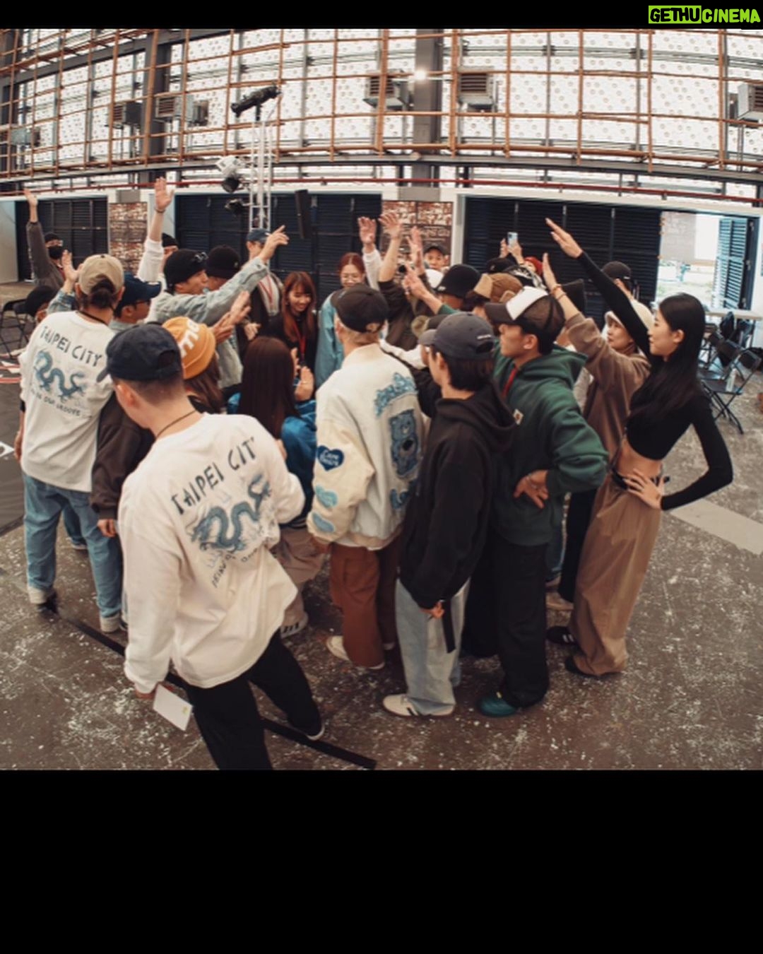 popping ed Instagram - 🙏🏽❤️🔥 Being OnOur Groove Vol.8 順利結束 Thx all the judges and guests for coming for the event.🍻 不知不覺距離辦第一屆已經是10年前的事了,經歷了疫情3年~終於又能把我們想要的Vibe跟堅持帶回來,衷心感謝每一個人的參與~沒有大家的參與活動也不會這麼多可以回味的時刻✨💙(看到好多很難得出來比賽的老師、老朋友、還有外國朋友也都來玩,真的感謝大家的支持與能量) 有很多想感謝的話都在活動當天最後的感言裡了🙇🏻♂️🙏🏽講的當下真的是很多感觸,尤其是很感謝一直還在身邊的夥伴們。 感謝所有專業的老師及工作人員;MC、DJ、攝影、燈光音響、拍照、評審、Guest,還有我最愛的 @boognation_tw 團員以及所有的BOOG Fam!!!這次活動大家真的辛苦了~準備的後期我同時又要錄這就是街舞,大家真的幫了很多忙~謝謝每個團員大家分工合作還有對於細節的溝通及堅持,才有這次活動美好的時刻。love y’all @willywu_413 @soulyuu_ @kuanchu8006 @poppinryan @poppin9kim22 @rannyliu @johnnyhsuuu @shishihuang_ 如果大家對於我們活動有覺得可以更好的地方也都歡迎給予建議與指教,希望真的可以辦出一個大家有很多回憶然後團結在一起,屬於我們在地的活動。 記得前陣子看到一句話:一個人的感動有限,但是一群人的感動會記得很久。謝謝這段日子裡所有的感動,這都是我繼續奮鬥下去的養分與動力;謝謝。 最後附上當天沒時間挑歌的評審solo,但我想表達感謝與我的熱愛的都在裡面了。以上,謝謝收看~謝謝用行動支持我們的 @levis_taiwan @remixtaipei . . . 📷: @nalnal._sxsx 感謝 @pop_h0 @lefttablerodger 幫忙📹紀錄 #Boognation #BringOnOurGrooveVol8 #Taipeicity #Boogstuio #remixtaipei #levis #love #supportyourlocal Taipei City