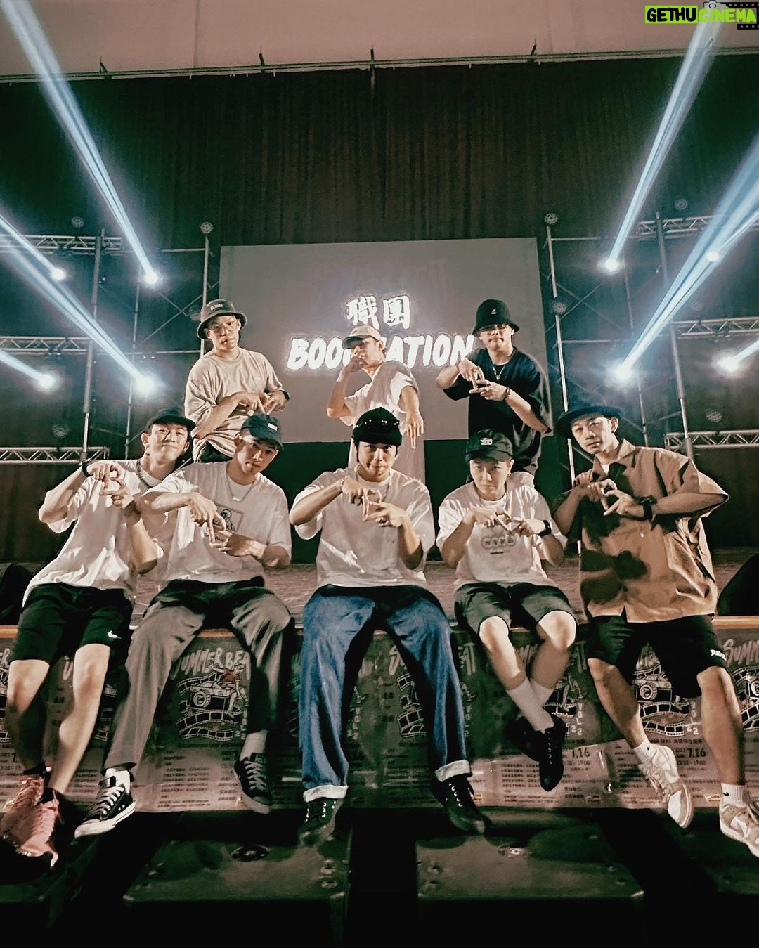 popping ed Instagram - ☀️☀️☀️ 謝謝兩天前高雄Summer Beat 的邀請 @kghd_licorice ,還有現場大家給的Energy~💙💙 珍惜和團員們每一次一起的舞台,整趟旅程又多了好多特別的回憶🥰😎 最後謝謝幫忙錄影的阿禾 @pop_h0 ,跳完叫我把墨鏡往台下丟也算是一個默契🫶🏼(還好算有丟準🤣🙌🏽) 以上謝謝收看~ 繼續珍惜享受每一次的舞台✨🙏🏽 #Boognation #Boogstudio #PoppingED #dancelife #liferecords #streetdance #keepthatfunkalive #taipei #街舞 #田一德