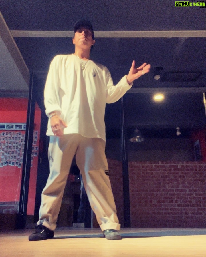 popping ed Instagram - 比完台大盃後久違的Free跳 兩部大家比較喜歡那一部?😝💙 🎵: 1. @kountkoal -Hey, 2. @beauty_lo520 -水晶晶 Tops: @remixtaipei Pants: @tnt_thenexttribe_official 阿禾今日Nice滴 @pop_h0 🤘🏽🎵🔥 #boognation #boogstudio #PoppingED #boogstyle #poppingdance #dancerecords #keepitfunky #life #thx #boogfam
