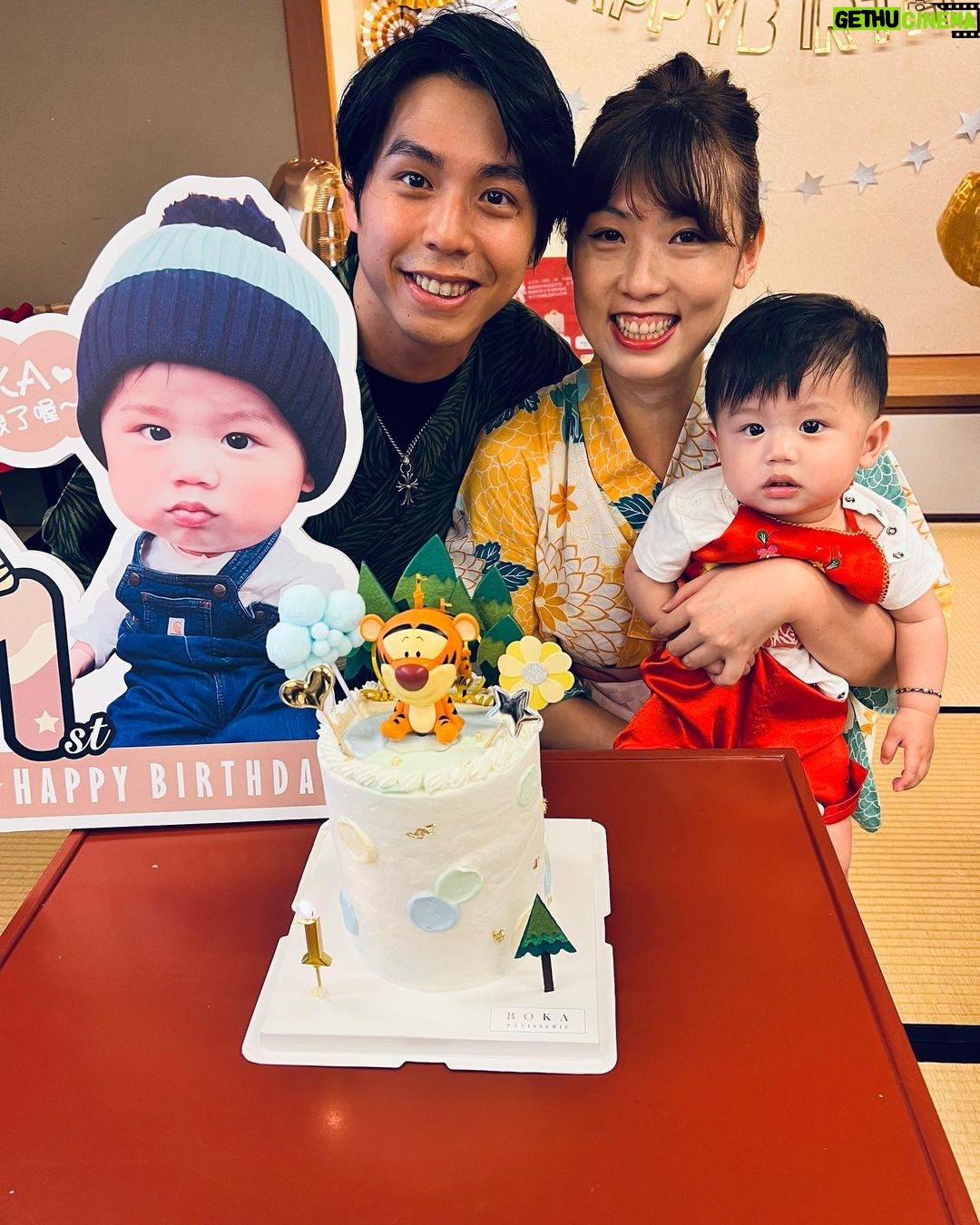 popping ed Instagram - 今天是Pika滿一歲的日子~🥳 真的覺得這一年過的好充實🤣 雖然很累但也多了很多精彩,謝謝Pika帶給我們的一切。 在這邊祝Pika一歲生日快樂🎂~~~~~~ 抓周抓什麼都可以, 爸爸只希望你平平安安、快快樂樂的長大💙 我們繼續一起加油喔。 爸爸會繼續努力的,愛你唷🫶🏼 也要特別感謝這一年,所有家人好友學生們的祝福還有幫忙~~~感恩的心🙏🏽✨ #感謝這一年 #真的覺得一切都很不容易 #Pika週歲快樂 #養兒方知父母恩 #爸爸媽媽永遠愛你 #不知道之後會不會又開始到處飛工作了 #珍惜每一天