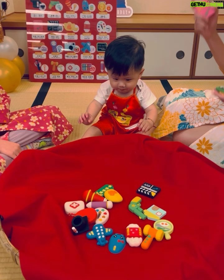 popping ed Instagram - 今天是Pika滿一歲的日子~🥳 真的覺得這一年過的好充實🤣 雖然很累但也多了很多精彩,謝謝Pika帶給我們的一切。 在這邊祝Pika一歲生日快樂🎂~~~~~~ 抓周抓什麼都可以, 爸爸只希望你平平安安、快快樂樂的長大💙 我們繼續一起加油喔。 爸爸會繼續努力的,愛你唷🫶🏼 也要特別感謝這一年,所有家人好友學生們的祝福還有幫忙~~~感恩的心🙏🏽✨ #感謝這一年 #真的覺得一切都很不容易 #Pika週歲快樂 #養兒方知父母恩 #爸爸媽媽永遠愛你 #不知道之後會不會又開始到處飛工作了 #珍惜每一天
