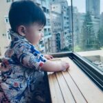 popping ed Instagram - 今天是Pika滿一歲的日子～🥳 真的覺得這一年過的好充實🤣 雖然很累但也多了很多精彩，謝謝Pika帶給我們的一切。 在這邊祝Pika一歲生日快樂🎂～～～～～～ 抓周抓什麼都可以， 爸爸只希望你平平安安、快快樂樂的長大💙 我們繼續一起加油喔。 爸爸會繼續努力的，愛你唷🫶🏼 也要特別感謝這一年，所有家人好友學生們的祝福還有幫忙～～～感恩的心🙏🏽✨ #感謝這一年 #真的覺得一切都很不容易 #Pika週歲快樂 #養兒方知父母恩 #爸爸媽媽永遠愛你 #不知道之後會不會又開始到處飛工作了 #珍惜每一天