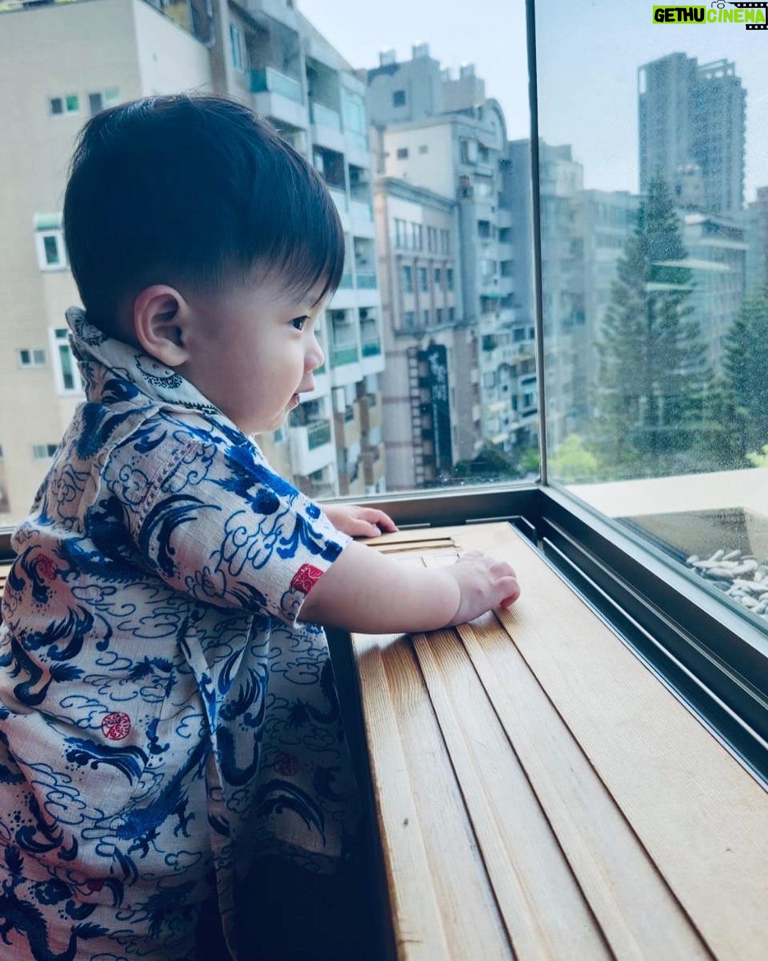 popping ed Instagram - 今天是Pika滿一歲的日子~🥳 真的覺得這一年過的好充實🤣 雖然很累但也多了很多精彩,謝謝Pika帶給我們的一切。 在這邊祝Pika一歲生日快樂🎂~~~~~~ 抓周抓什麼都可以, 爸爸只希望你平平安安、快快樂樂的長大💙 我們繼續一起加油喔。 爸爸會繼續努力的,愛你唷🫶🏼 也要特別感謝這一年,所有家人好友學生們的祝福還有幫忙~~~感恩的心🙏🏽✨ #感謝這一年 #真的覺得一切都很不容易 #Pika週歲快樂 #養兒方知父母恩 #爸爸媽媽永遠愛你 #不知道之後會不會又開始到處飛工作了 #珍惜每一天