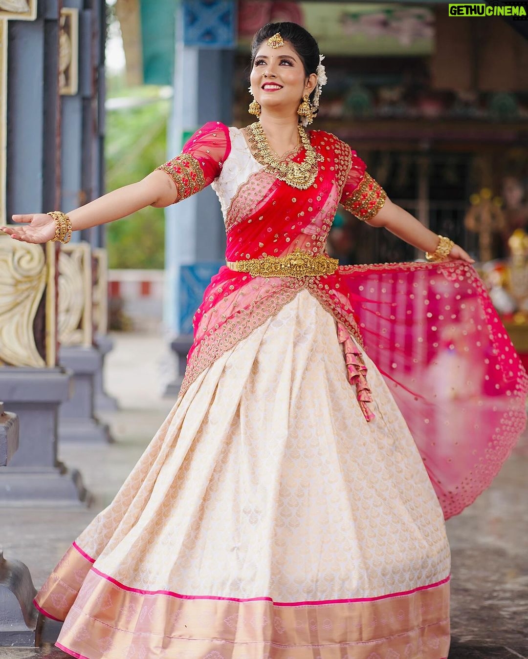 sathya sai krishnan Instagram - Makeup @radha_makeup_artist dress & jewellery @sri_embroideries photography @arunsam.photography #makeup #traditional #celebrity #transformation #bride #cute #réel #reelitfeelit #insta #instadaily #instalike #trendingreels #viralreels #vijaytelevisionserials #pandianstores #arasi Chennai, India
