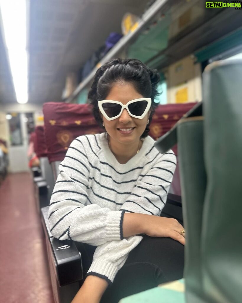 sathya sai krishnan Instagram - Train clicks📷 🚂 🚂 🚂 🚂 #pandianstores #vijaytelevision #arasi #train #trainjourney #kodaikanal #kodai #shoot #bts #enjoy #chillvibes #climate #nature #hills Kodaikkanal