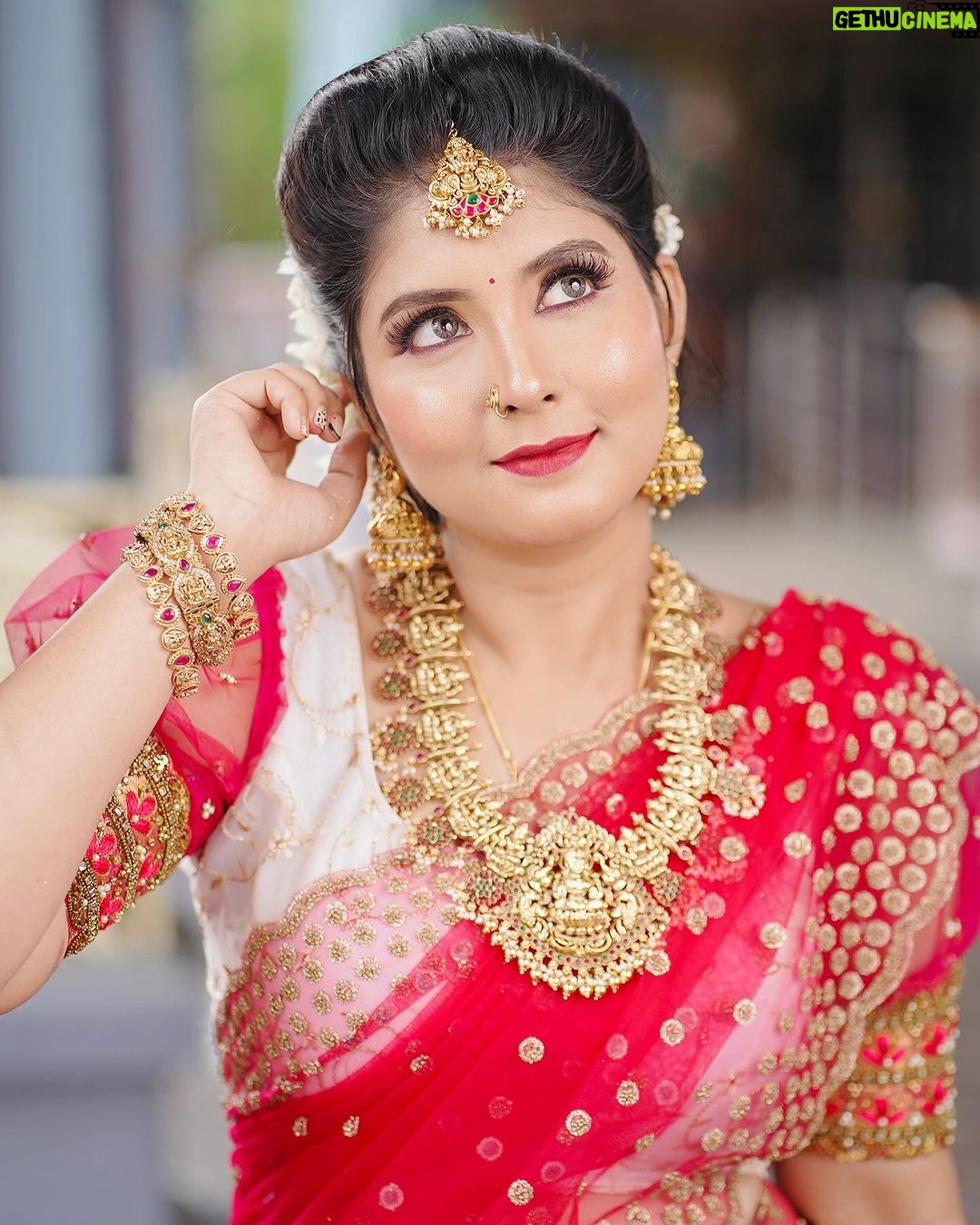 sathya sai krishnan Instagram - Makeup @radha_makeup_artist dress & jewellery @sri_embroideries photography @arunsam.photography #makeup #traditional #celebrity #transformation #bride #cute #réel #reelitfeelit #insta #instadaily #instalike #trendingreels #viralreels #vijaytelevisionserials #pandianstores #arasi
