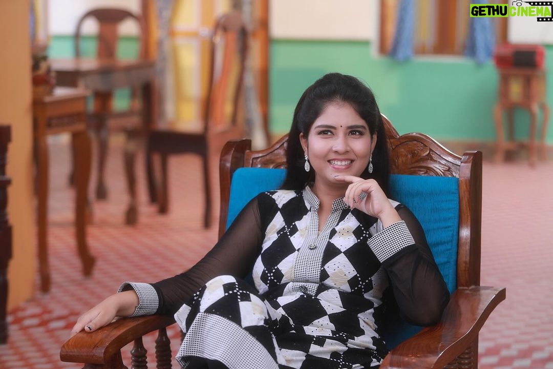 sathya sai krishnan Instagram - 🍂Be a better u 👸for u❤️ not for somebody🍀 📷 @pk_pphotographer #arasi👸 #pandianstores #vijaytelevision #likes #black #salwar #chudi #kurta #casual #serial #shooting #shootingphoto #shootmode #life #behindthescenes #behindthechair #smile #laugh #beauty #makeup #glow